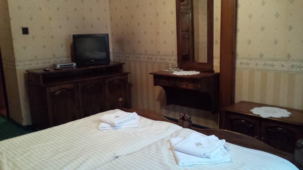 Kocsis Panzio Es Etterem Bed & Breakfast Komarom Phòng bức ảnh