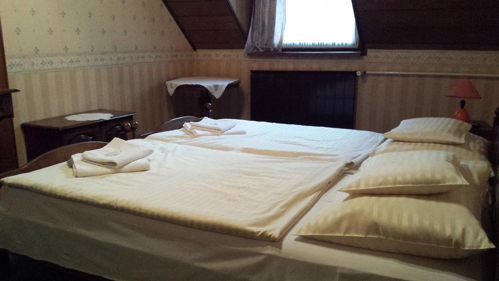 Kocsis Panzio Es Etterem Bed & Breakfast Komarom Phòng bức ảnh
